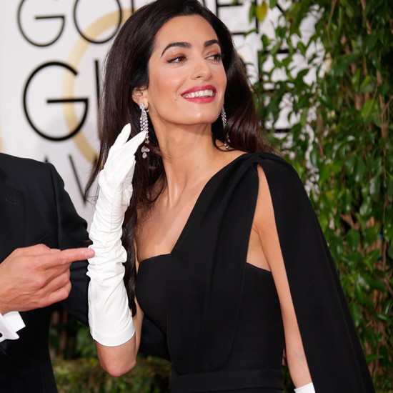 阿邁勒-克魯尼 (Amal Clooney) 身著流蘇耳飾現(xiàn)身金球獎頒獎典禮